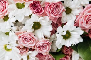 beautiful-bouquet-of-pink-roses-and-white-daisy